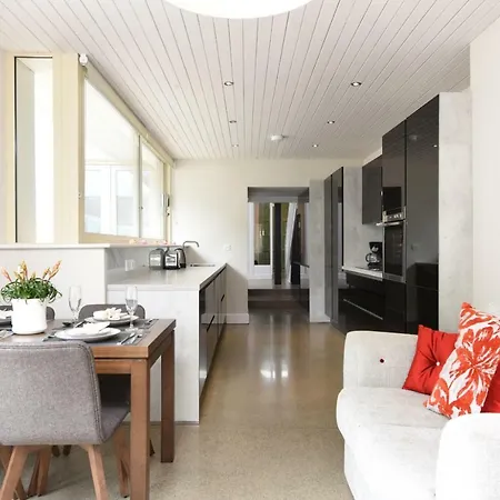 Riverfront Island Luxury House - City Center Location Feriehus