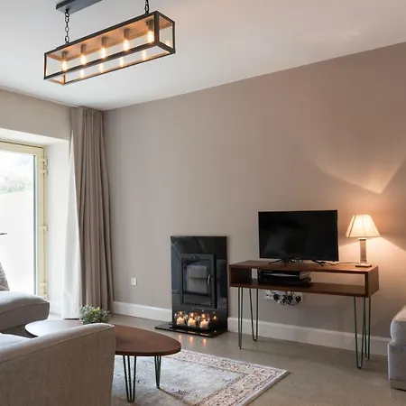 Riverfront Island Luxury House - City Center Location Feriehus