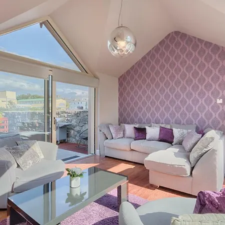 Feriehus Riverfront Island Luxury House - City Center Location